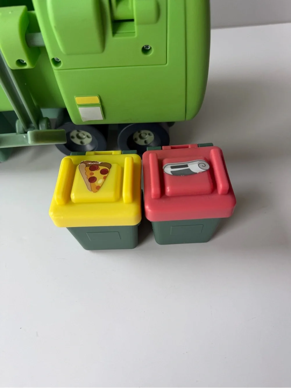 Moose Toys Bluey Garbage Truck  with Two Garbage Bin Red/ Yellow Lid